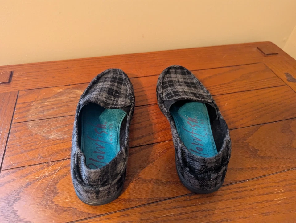 Mocasines sin cordones acolchados de franela a cuadros gris y negro Blowfish Malibu para dama talla 7 Foto 4 de 4