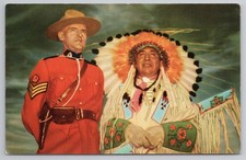 Indian Chief und Royal Canadian Mounted Police RCMP 1930er Postkarte