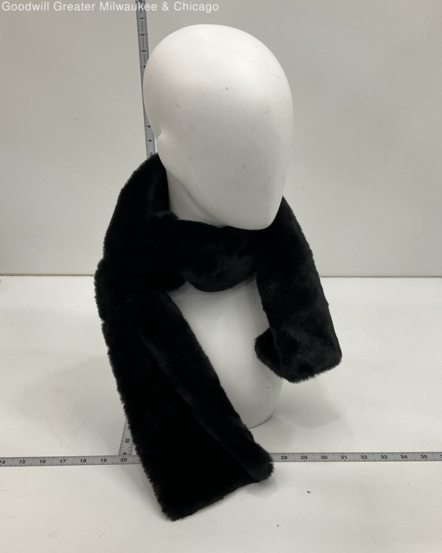Faux Fur Pull-Through Scar w/Zipper Pocket