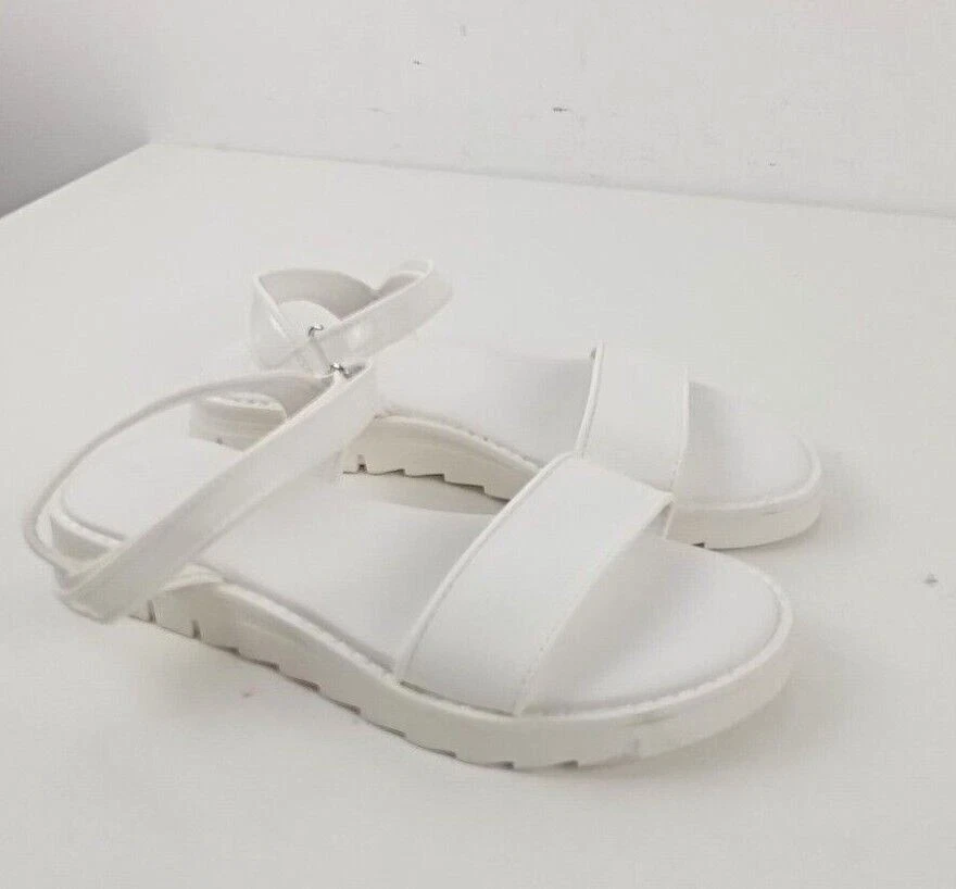 Women s M S Flat White Lacquered Hook and Loops Closure Sandals NEW Without BoF2