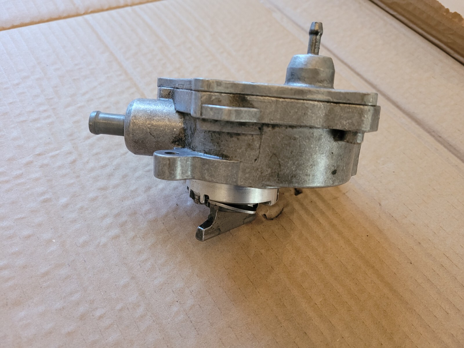 20042010 BMW E60 E61 E63 E70 X5 N62 4.8L Engine Motor Vacuum Pump