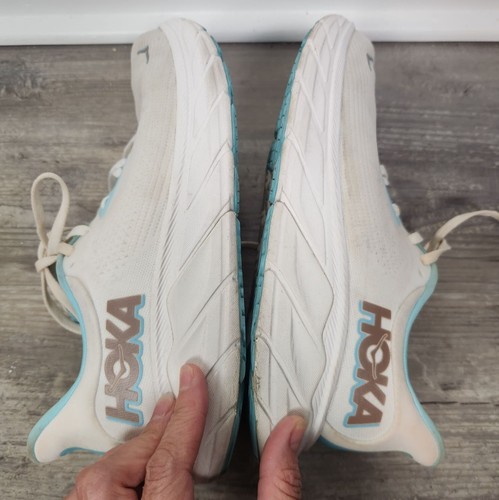 Hoka One Women's Sz. 8B Arahi 7 Running Shoes in Frost / Rose Gold - Picture 6 of 7