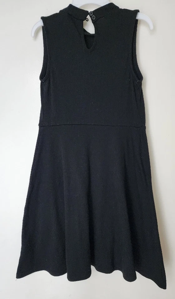 Vestido Xhilaration Niñas Negro Acanalado Sin Mangas Ajuste y Acampanado Talla S 6/6X Foto 2 de 2