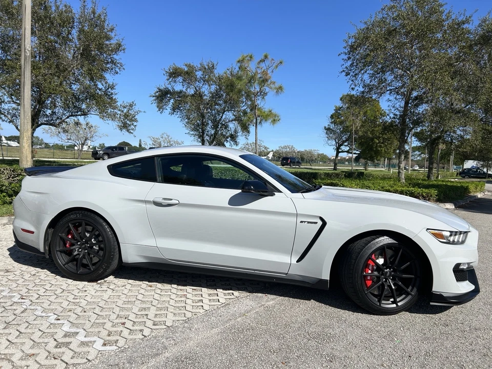 Ford Mustang Shelby GT350 2016 5,2 L V8 manivela plana 526 HP Foto 4 de 4