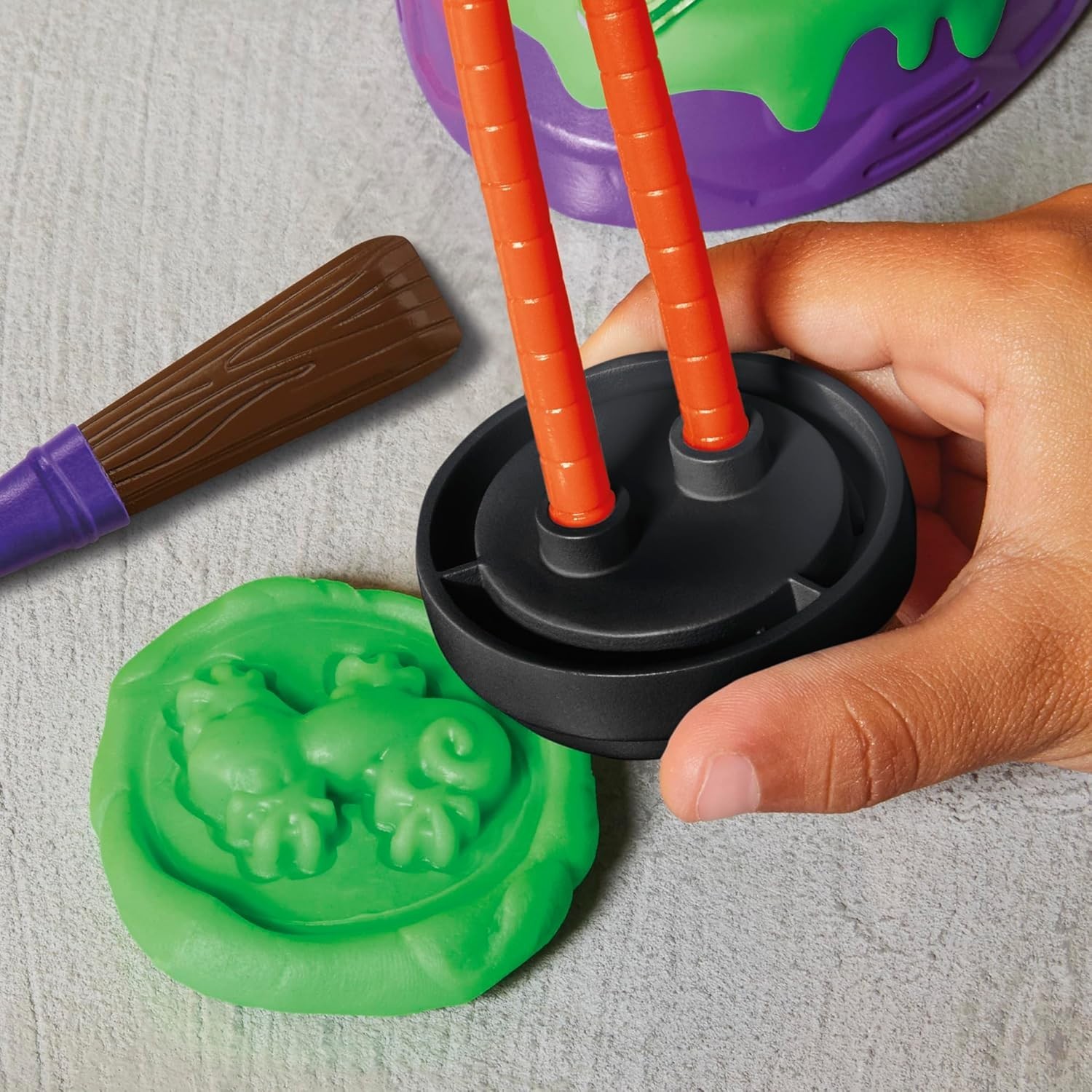 Play-Doh Teenage TMNT Mutation Station Playset Bendy 4 Inch Donnie Action Figure
