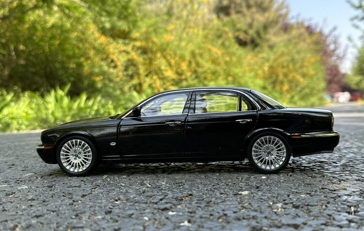 Exhibición de juguete modelo coche fundido a presión casi real AR 1/18 Jaguar XJ6 X350 negro/verde - Foto 4 de 4