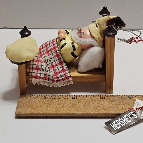 Ornement de Noël Hershey's Kurt S. Adler Elf dormant au lit avec étiquettes 1997 - Photo 1 sur 4