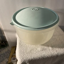Tupperware Lettuce Keeper Bowl with Spike, Turquoise Lid, Clear Vintage