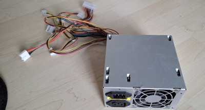 ATX Computer-Netzteil PSU silber, 20+4-Pin Anschluss, 1 Lüfter