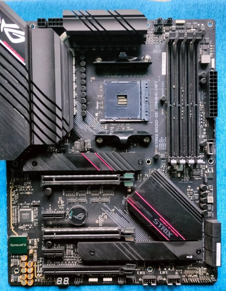 ASUS ROG STRIX B550-XE GAMING WIFI +  scheda ASUS Hyper M.2 x16 Gen 4 - Immagine 3 di 4