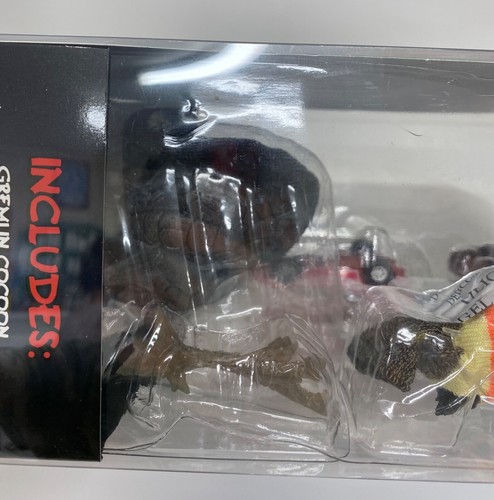 NECA Accessories Gremlins Movie Accessory Pack Gizmo in Barbie Dreamvette Cocoon - Picture 10 of 11