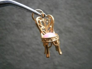 Authentic Avon Ornate Chair Pink Cushion Vintage Gold Plated Bracelet Charm Pendant 1.6g