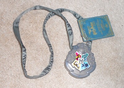 NEW UNIVERSAL STUDIOS HARRY POTTER HOGWARTS CREST LIGHT UP LANYARD