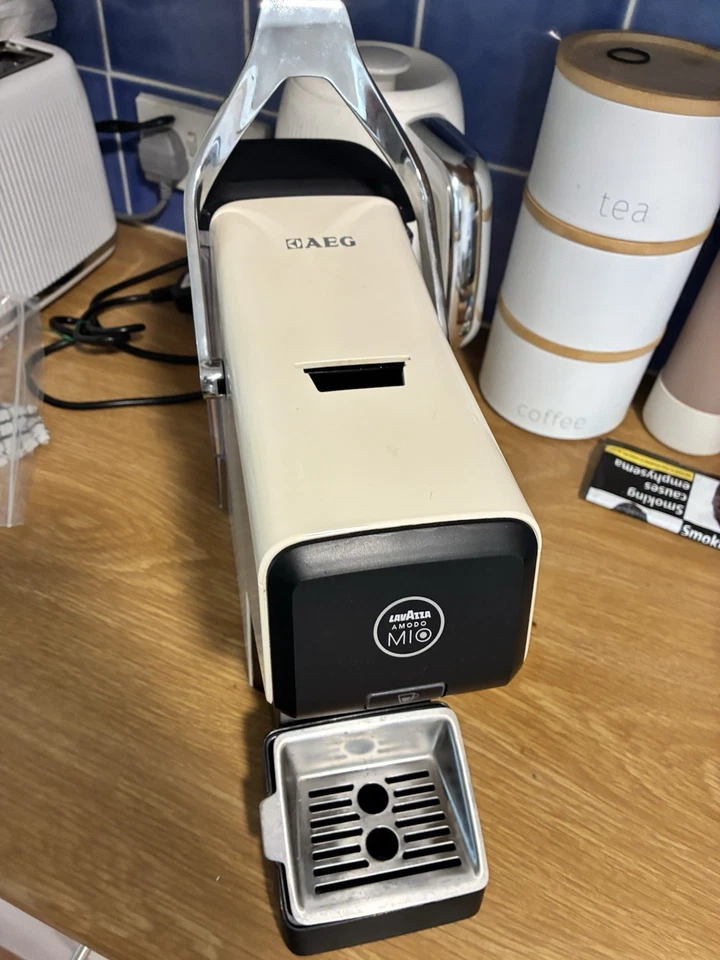 AEG Lavazza A Modo Mio Capsule Espresso Machine 15 Bar Cream/Black 1L, photo 3 of 5