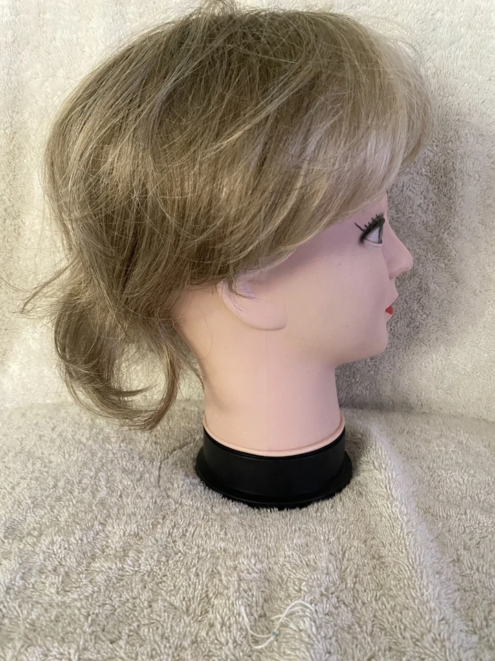 "EMMA" Mediano TOPPER en Taupe Esmerilado de Pelucas Secretas de Godiva Foto 3 de 4