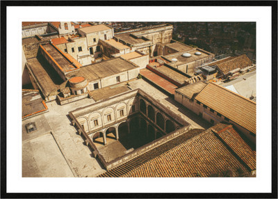 The Yard - Street Photography Fine Art Print   Italien 2024 von Devin Leick