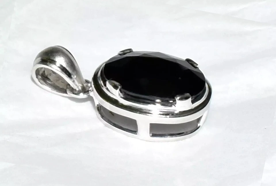 Colgante de espinela negra grande de oro blanco de 9 quilates de 14 mm de espinela de oro blanco de 9 quilates (3,60 g) Foto 2 de 4