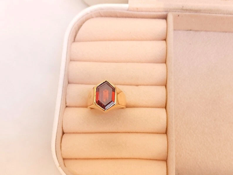 Anillo granate hexagonal chapado en oro para hombre piedra roja sello declaración joyería Foto 2 de 4