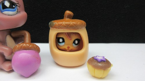 LITTLEST PET SHOP RARE #725 BONUS MAUVE SQUIRREL & TEENSIE BABY ACORN COSTUME - Picture 3 of 12