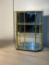 Vitrine de comptoir hexagonale laiton doré et verre