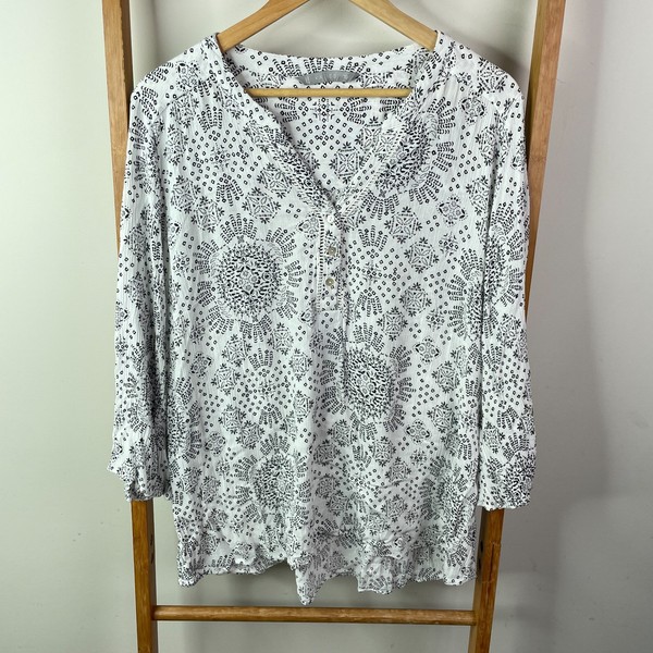 Katies Blouse Top Womens 16 White Geometric 3/4 Sleeve V-Neck Lightweight Tunic