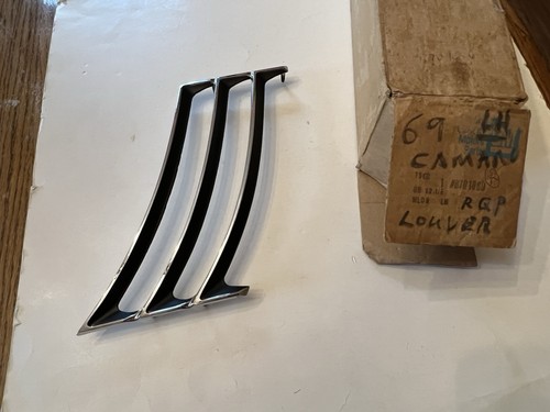 Nos gm 1969 Camaro SS Z/28  LH Quarter Panel Louver Or ( Shark Fin) gm8701060