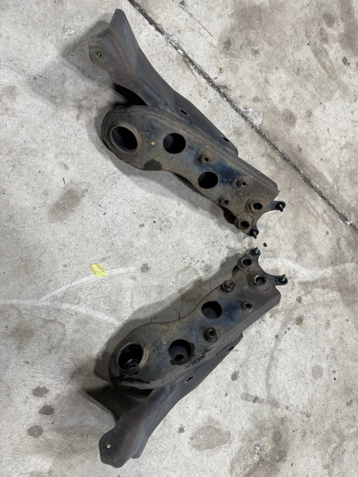 09-24 Soportes inferiores traseros Nissan 370Z/Z OEM 55451-EH100 Foto 3 de 4