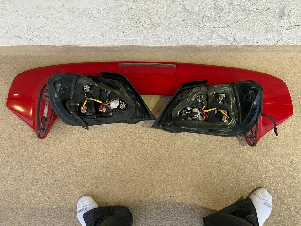 Luces traseras rojas Subaru Impreza WRX STI 2004-2005 JDM con alerón rojo Subaru OE Foto 3 de 4