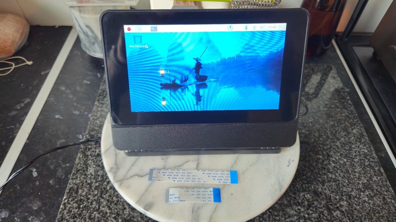 7 inch touchscreen monitor powered by Raspberry Pi 3b+