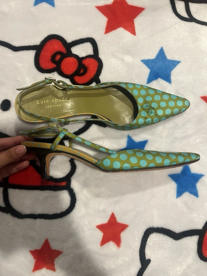 Tacones de gatito Kate Spade New York verde y azul a lunares Foto 3 de 4