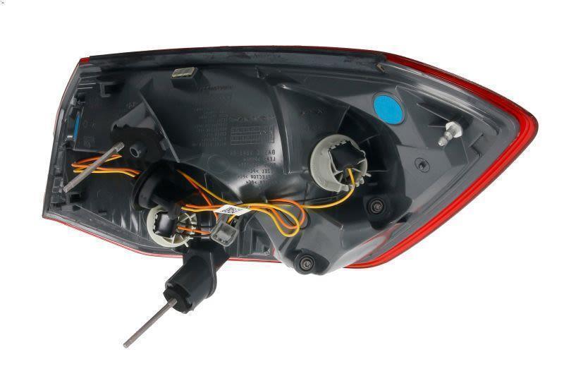 Feu arriere Ford Focus IV avec reflecteur haute visibilite et plastique traite anti UV rouge