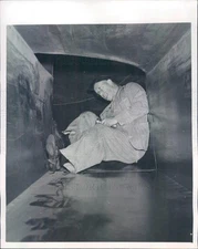 1947 Press Photo NYC Mike Reynolds Macys Dept Store Chute Slider - ner22689