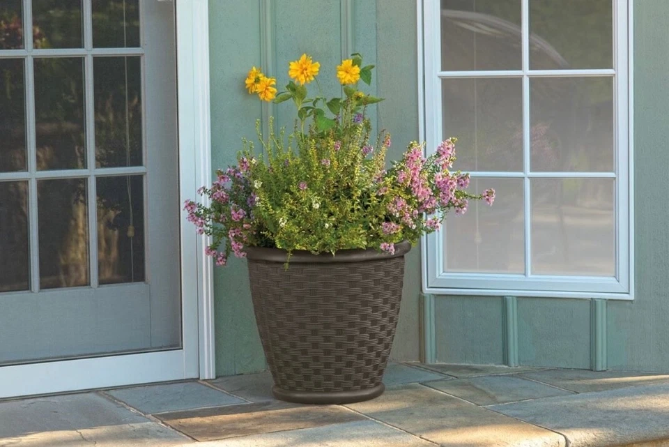 Maceta redonda Suncast Sonora Java moldeada por soplado de resina - marrón, juego de 2 Foto 3 de 4