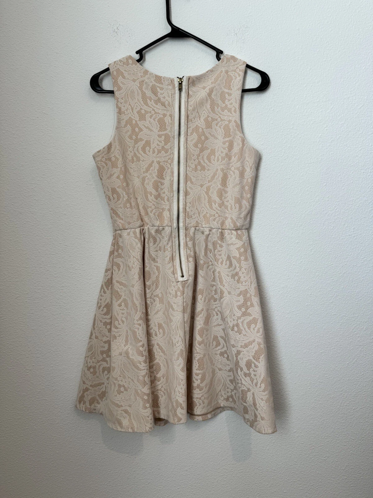 OFF WHITE Abito donna HeartSoul senza maniche bianco sporco floreale aderente e svasato marrone medio