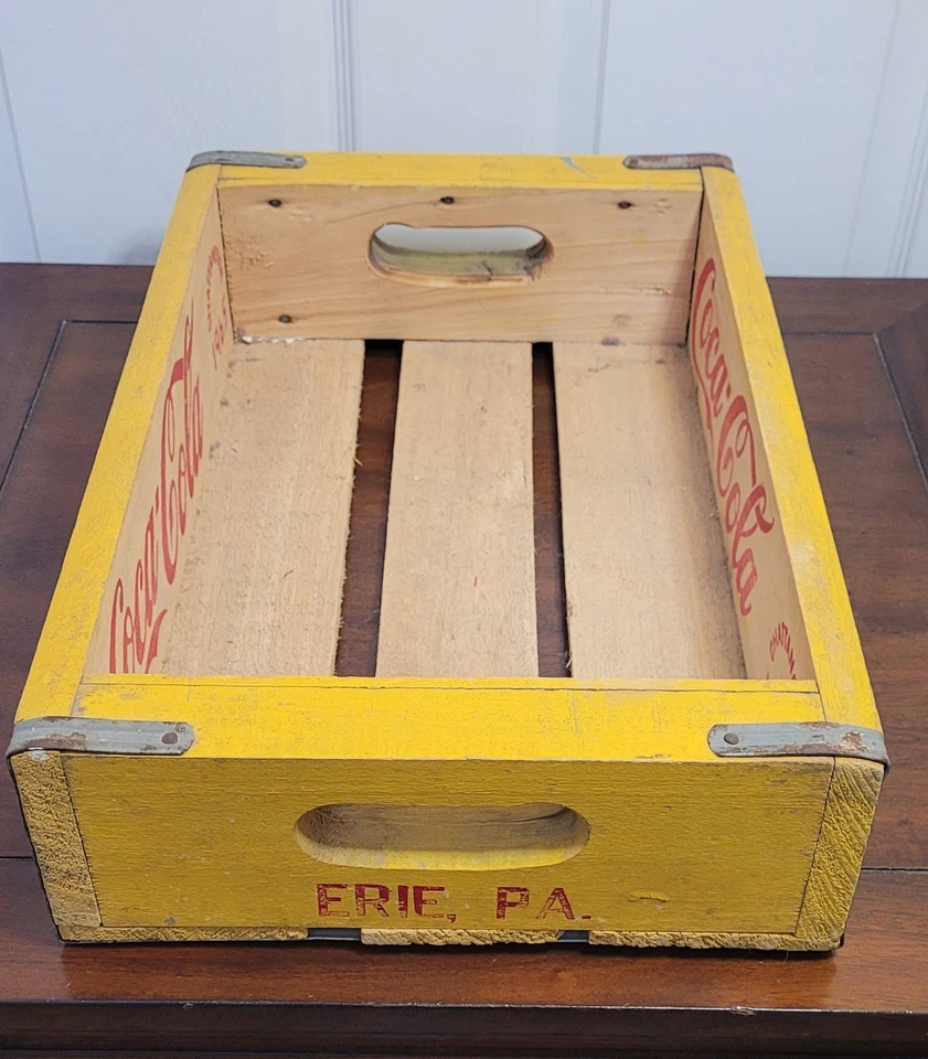 Caja de botella de madera amarilla vintage de Coca-Cola Chattanooga TN Erie PA 1965 Foto 2 de 4