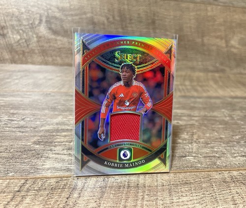 2024/25 Panini Select EPL Kobbie Mainoo Select Swatches Patch Manchester United - Foto 2 di 3