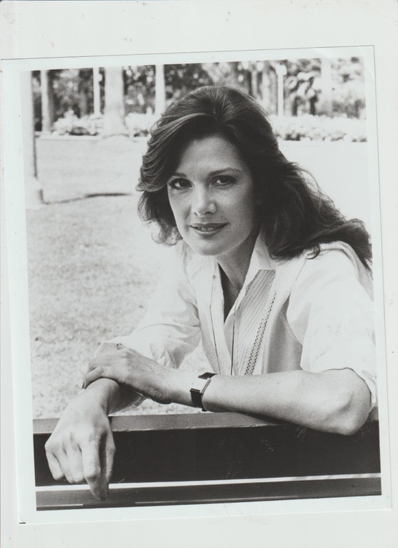 8X10 B&W   PHOTO OF-CLOSE  UP- CARLA  BARELLI