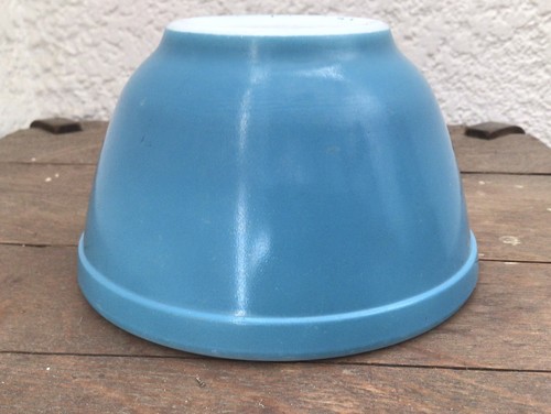 Pyrex Primary Colors Blue 1 1/5 Pint Mixing Bowl Strong Color No Chips or Damage - Picture 4 of 4