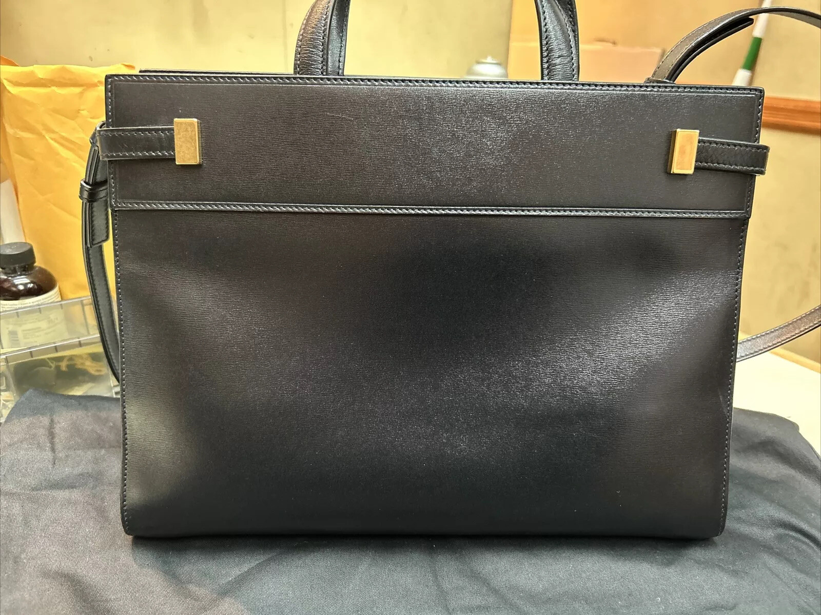 Yves Saint Laurent YSL Manhattan Piccola borsa a tracolla in pelle nera