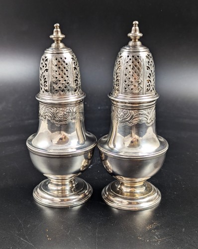Coppia di zuccheriere a forma di vaso Giorgio II in argento sterling Charles Alchorne 1737 - Foto 5 di 23