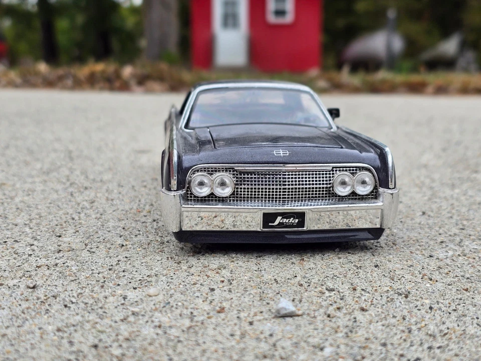 Jada 1963 Lincoln Continental Gray w/ Green Interior 1/24 Scale Die Cast #90606 - Image 2 of 4