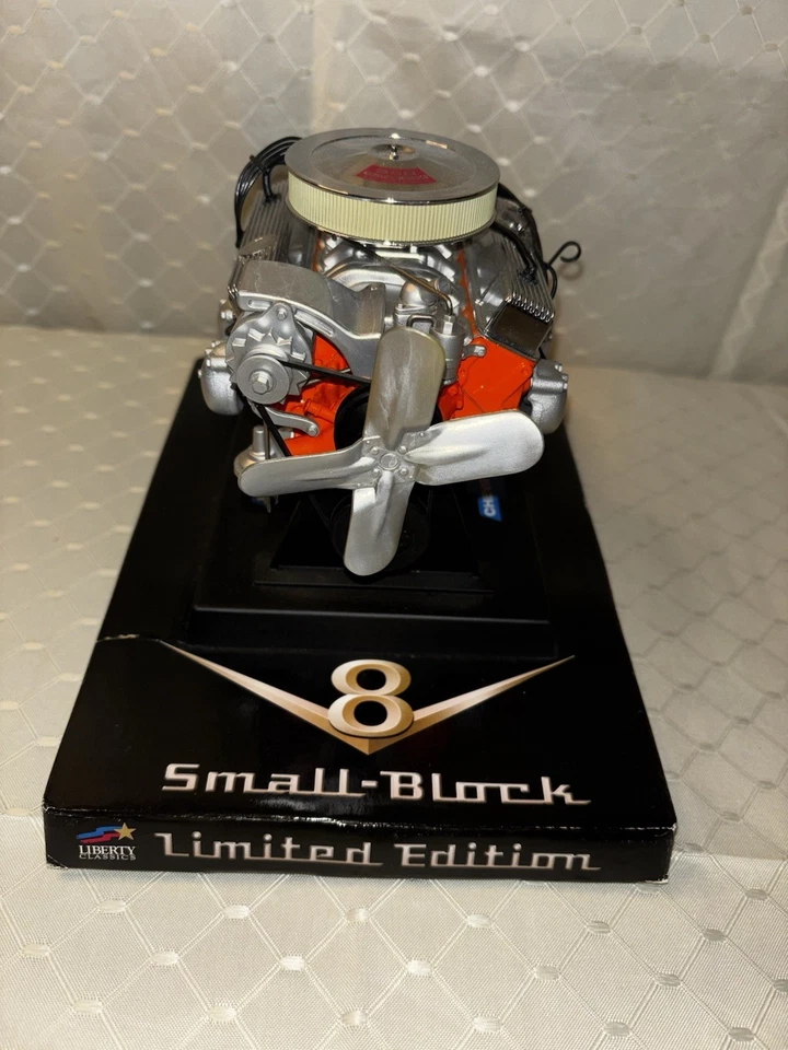 Chevrolet 350 V-8 bloque pequeño motor 1:6 naranja 84021 Liberty Classic nuevo en caja Foto 3 de 4