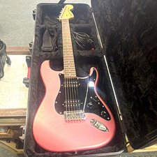 Squier by Fender Stratocaster rosa corpo solido 6 corde RH custodia e cavo 21 tasti