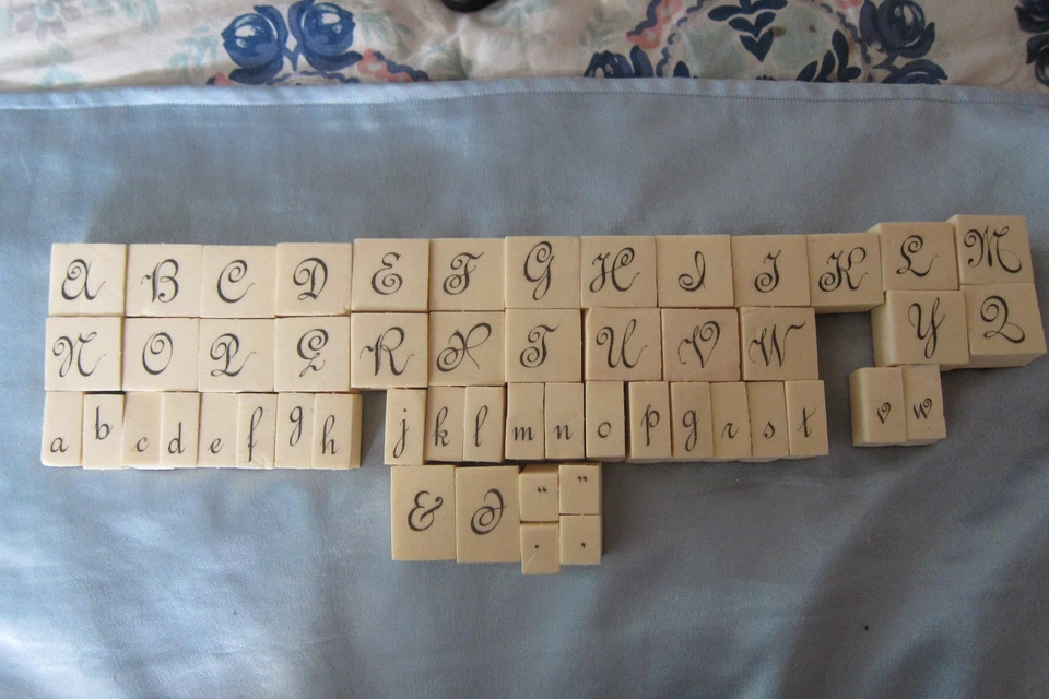 Sellos de goma, mezcla de soportes de madera y espuma, alfabeto y otros Foto 4 de 4