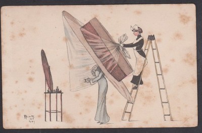 1909 POSTKARTE KÜNSTLER REINITZ ZOFE VERSUCHT EINEN SEHR GROSSEN HUT/HAUBE AUF DAME