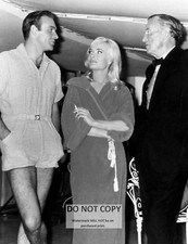 SEAN CONNERY, SHIRLEY EATON, IAN FLEMING ON SET "GOLDFINGER" 8X10 PHOTO (CC-705)