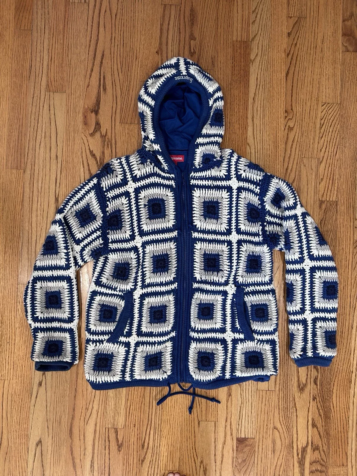 Pull marine à capuche crochet suprême taille XL