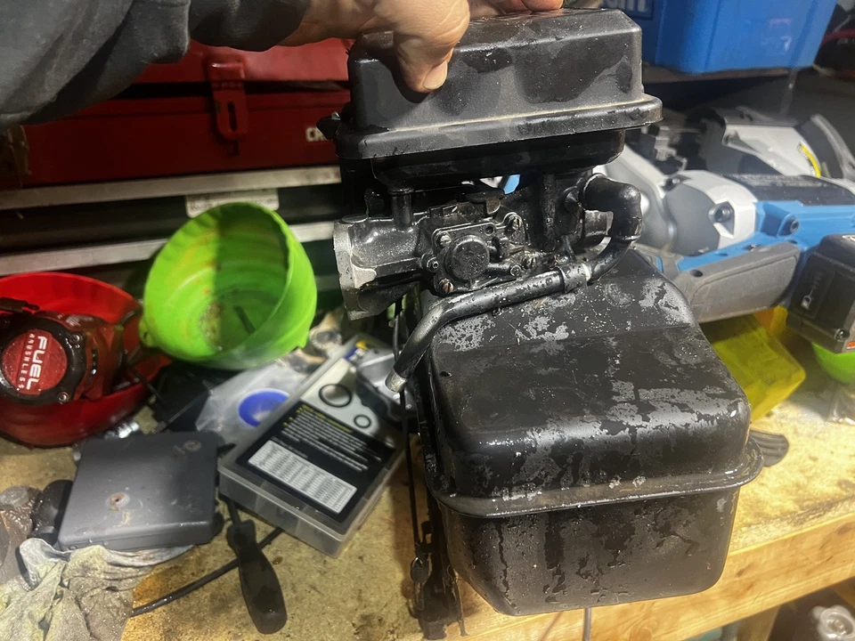 BRIGGS STRATTON 5HP ENGINE GAS TANK WITH CARBURETOR ASSEMBLY 694315 & 130232 - Image 4 of 4