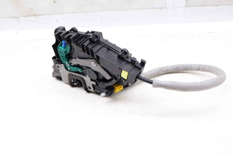 Mercedes-Benz GLE43 AMG 2017-2019 - Pestillo de puerta trasera izquierda / Actuador de bloqueo Foto 2 de 4