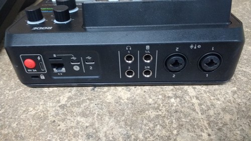RodeCaster Duo Integrated Audio Production Studio BROKEN SCREEN POWERS ON READ - Picture 7 of 9